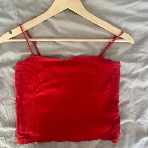 Ett rött linne från Gina tricot, använt få gånger så den är i bra skick⭐️