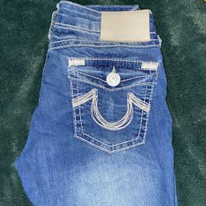 Fina bootcut truereligion jeans med vit söm och bra skick 💕innerbenslängden - 72 cm, midjemått - 35 cm 💕Det står st 27 men passar st 24-25 bäst 💕