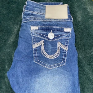 Truereligion jeans  - Fina bootcut truereligion jeans med vit söm och bra skick 💕innerbenslängden - 72 cm, midjemått - 35 cm 💕