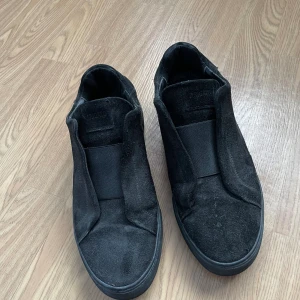 Arigato skor  - Arigato skor Skick 4/10  Slitna skor men därav biliga skor 