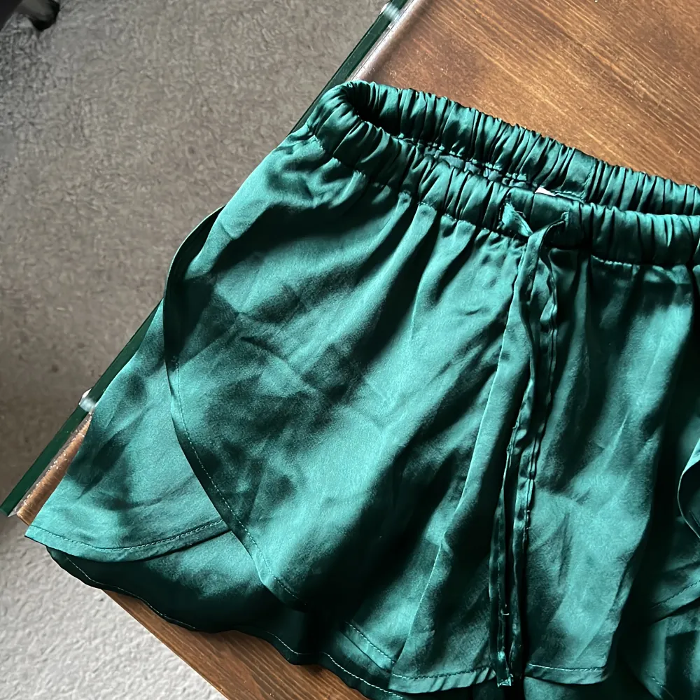 Super söta shorts i ett satin liknande tyg, aldrig använda bara provade hemma! Strl 38 💚. Shorts.