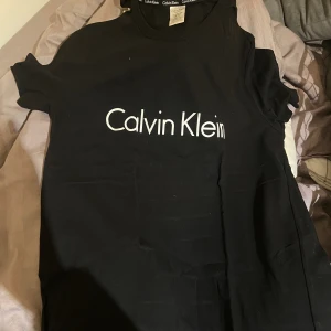 Calvin Klein T-shirt - Xs, passar S! Aldrig använd! kan ta bilder med den på!