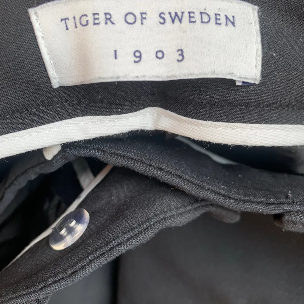 De är för korta för mig som är 163cm men storlek S. Bra kvalitet och skick! Från tiger of sweden.. Jeans & Byxor.