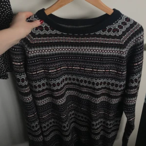 stickad tröja med mönster - fin grandpa sweater! står storlek XL men sitter som en M skulle jag säga. sparsamt använd 💫