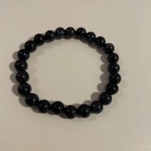 Pärlarmband  - Nu säljer jag detta svartglänsande pärlarmbandet för endast 49kr! Detta armbandet är perfekt till sommarn!💫🔥 hör av er vid funderingar!🙏