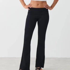 Svarta yogapants - Säljer dessa svarta yogapants ifrån ginatricot i storlek Xs❤️ använt flertal gånger men de är fortfarande i lika bra skick!