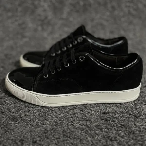 Lanvin skor  - Lanvins skor i den eftertraktade färgen svart. Som nya, endast använda några gånger. Dustbag medföljer! Storlek 8 passar 42/43. Nypris 4299kr, köp för endast 2499kr.