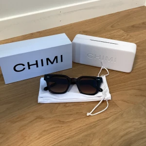 Chimi 04 brown  - Säljer ett par feta chimis i bra skick utan några repor. Köpta på NK för 1250 och säljer dom nu för 750 kr.