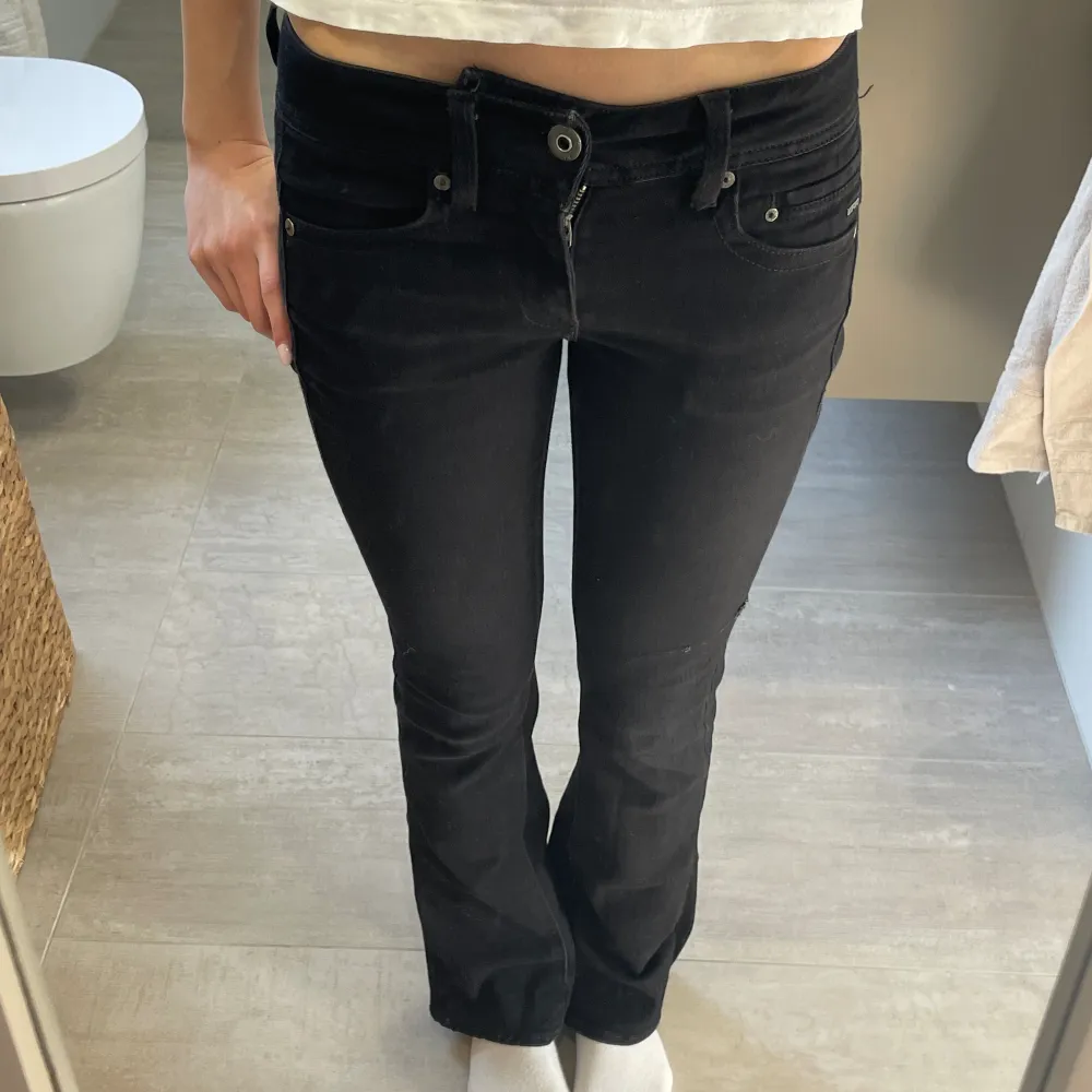 Riktigt snygga svarta Lågmidjade jeans från g-star. Har tyvär ett märke på låret från första användningen, därav priset😊. Jeans & Byxor.