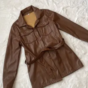 En jättefin brun läderjacka, helt oanvänd i storlek Xs.