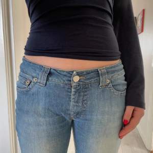 Lågmidjade straight-leg jeans köpta secondhand💕coola fickor och dom går lätt att sy mer bootcut om man vill det! Rekommenderas för någon runt 160💕Kom privat för mått!