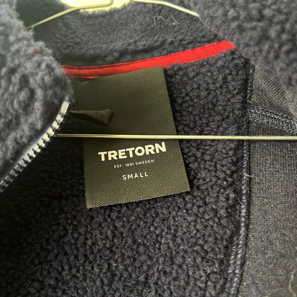 Säljer denna jacka från TRETORN i storlek S. Härlig jacka nu till våren som knappt kommit till användning 🌷. Jackor.
