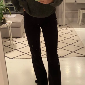 Utsvängda jeans! - Svarta utsvängda jeans från stradivarius💥 de har en liten slits i slutet på benen och är i oanvänt skick!