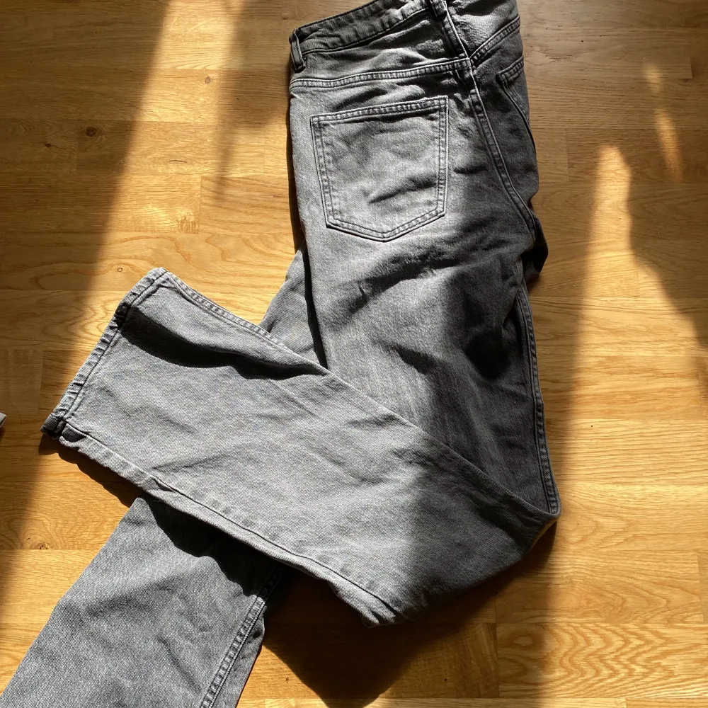 Gråa midwaste jeans från Gina tricot, stl 36 (är mer som 34) fint skick, säljer då de är för små. Jeans & Byxor.