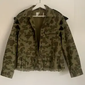 Säljer den här jackan från zara då den inte kommer till användning. Passar storlek xs/s. Använd gärna köp nu!❤️