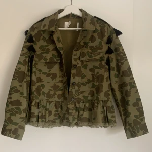 Militär jacka med fina detaljer - Säljer den här jackan från zara då den inte kommer till användning. Passar storlek xs/s. Använd gärna köp nu!❤️