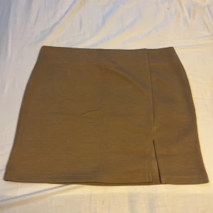 Helt oanvänd brun kjol strl S - Helt oanvänd 