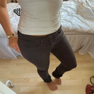 mörkgrå skinny jeans  - mörkgrå skinny jeans i storlek 36 från märket LOGG. mycket bra skick! innerbenslängd: 36 cm. midjemått tvärs över: 78 cm