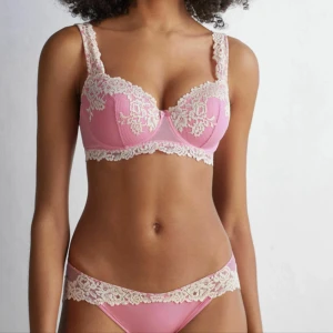 Intimissmi sett  - Så snyggt helt oanvänt sett. Prislappe finns kvar! Bh och trosor ingår. Bh:75 D trosor: S