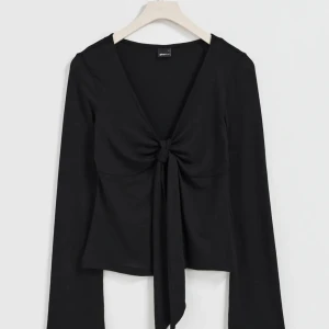 Fin topp från ginatricot - Säljer nu min fina tröja från ginatricot då den inte kommer till andvändning, som ny i skick då jag andvänt den en gång💗  Pris går att diskutera💓 