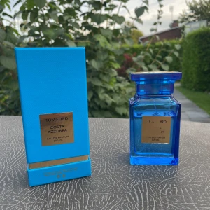 TOM FORD COSTA AZZURA 100ml - Nu säljer jag den unika och populära parfymen från Tom Ford COSTA AZZURRA (org pris 4500kr). Den är sparsamt använd cirka 850 ml kvar,  men etiketten på flaskan är i dåligt skick, vilket styr priset, samt mängden kvar.