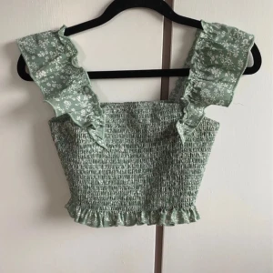 Söt topp 🌸 - Fin topp från SHEIN se andra bilden hur lång den är, den är upp sydd vid axlarna fram men går att sprätta upp. Stl 158/xs/xxs