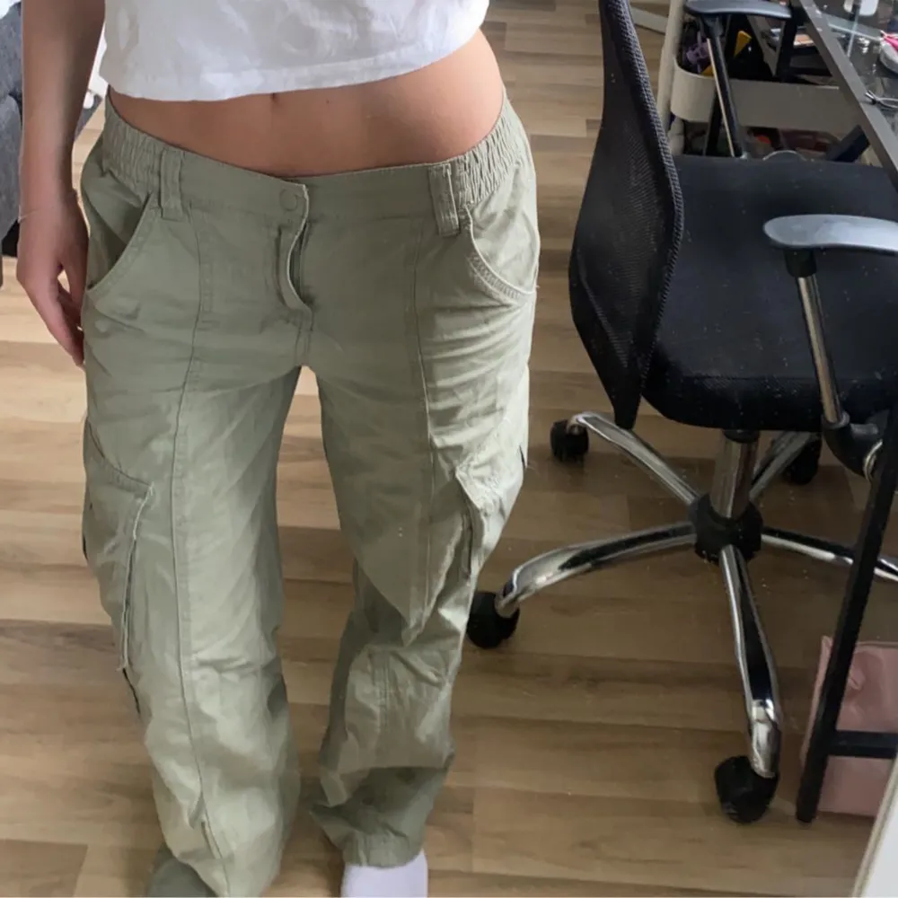 Gröna lowwaist cargobyxor. Skit snygga men använder aldrig längre🥰. Jeans & Byxor.