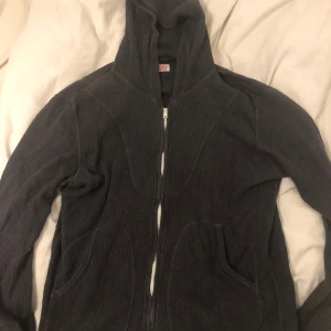 Thrifted japan hoodie - Thrifted hoodie in japan BOOKOFF. Nice fit with 2 zippers that goes up and down, so you can play with the style.