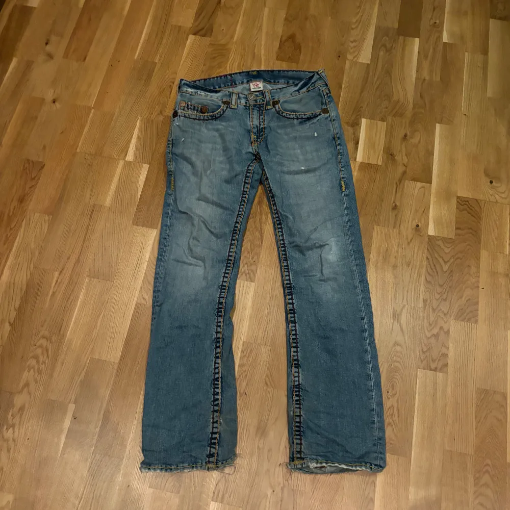 Säljer ett par true religion jeans! De är varken skinny eller baggy utan nåt därimellan! Hör av er om ni har några frågor eller funderingar😉. Jeans & Byxor.