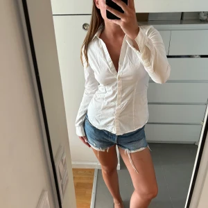 Skjorta från H&M! - Snygg vit skjorta från H&M. Figursydd. Oanvänd. 🩷