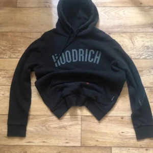 Hoodrich tröja - Svart Hoodrich tröja i storlek s. Tröjan är i väldigt fint skick inga hål eller fläckar.