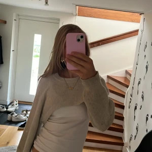 Stickad bolero - Stickad bolero från hm, tyvärr ganska nopprig på armarna. Annat jättefin!💞