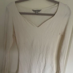 Vit tröja  - Toppenfin tunn tröja perfekt för hösten🍂❣️ Finns inte o köpa i butik längre 