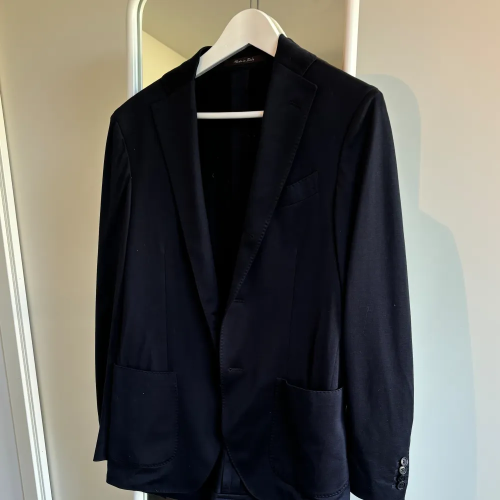 Blazer Navy, Cotton Strl 46 Nypris 12500kr. Kostymer.