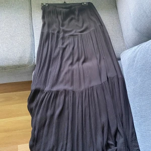 Svart lång kjol - Svart maxikjol i Storlek M, köpt för ett år sen från Zalando, knappt använd då den inte ritkigt är min stil.