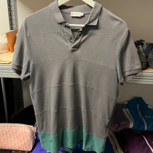 Moncler Polo - WTS Moncler Polo Storlek: Small Skick: 8/10 Pris: 900:-  Vänligen hör av dig vid frågor eller önskemål om mer bilder osv.