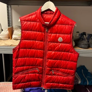 Moncler GUI- Red - WTS Moncler GUI- Red Storlek: 2 (M) Skick: 9/10 Pris: 3000:-  Vänligen hör av dig vid frågor eller önskemål om mer bilder osv.