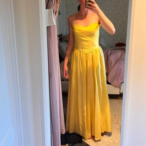 Balklänning  - Passar strlk s/xs. Jag är 170 cm lång(se bilder)💖skriv vid intresse ! Endast använd 2 ggr🌸i nyskick