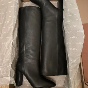 Boots från Bianca Di - Boots från varumärket Bianca Di i äkta läder. Endast använt en gång och förtjänar ett bättre hem. Storlek: 39 Material: läder Klackhöjd: 9cm