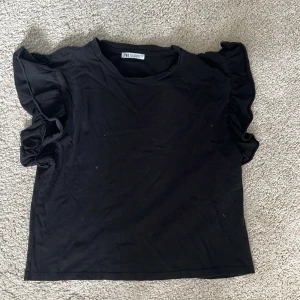Volang topp från zara - Jätte gullig blus. Aldrig använd, bara testad. Storlek S