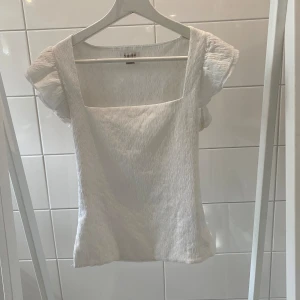 Vit topp - Gullig sommar topp i storlek S🤍 toppen är i bra skick endast använd fåtal gånger
