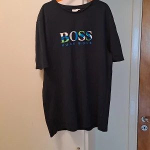 En hugo boss t-shirt  - Aldrig använd dock en jätte bekväm tröja som är perfekt till alla tillfällen. 