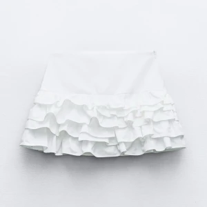 Zara byxkjol med volanger - Helt ny kjol från zara som tyvärr är för stor, aldrig använd💕💕