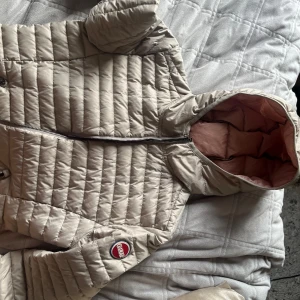 Dunjacka🎀 - Jätte fin dunjacka från colmar  Använd en få antal gånger🎀 Pris: 400kr frakt ingår inte kan mötas upp i Stockholm 🎀