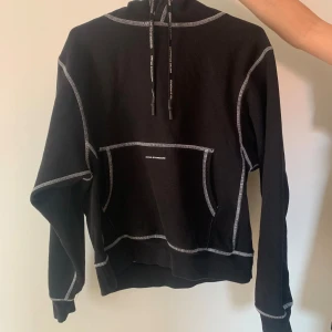 Hoodie svart - Fin United Standard tjocktröja med huva.