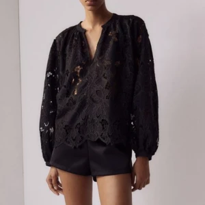 Jättefin blus  - Populär blus från hm som är helt slutsåld på hemisdan. Oanvänd och har lapparna kvar. Storlek xs, men skulle säga att den passar S också. Nypris är 499💓