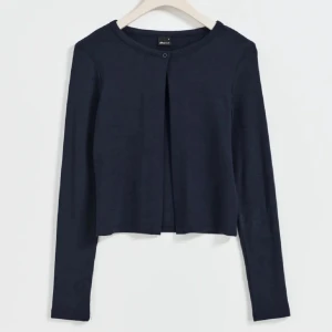 Marin blå kofta - Fin marin blå kofta. Nästan oanvänd och har inga defekter. Den är väldigt len och passar till mycket 💓