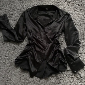 handsydd skjorta - se bilderna!! då plagget är handsytt finns det små defekter såsom ojämnheter och lösa trådar 🪡 