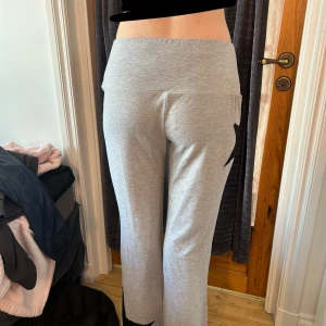 yoga pants  - säljer mina grå/stjärniga yoga pants då dom inte kommer till användning. Dom har använts 1 gång. 