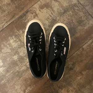 Superga skor - Superga sneakers i storlek 39. Köpta på sellpy. Aldrig använda